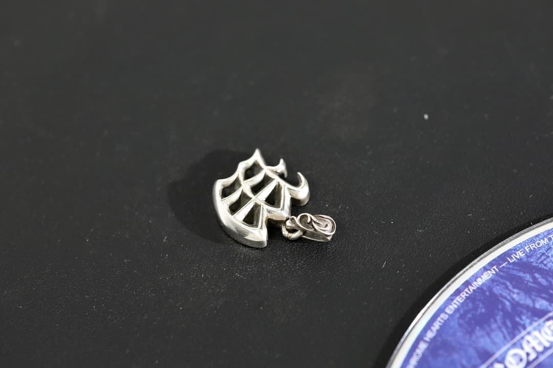 Серебряная подвеска-буква W от Chrome Hearts под углом