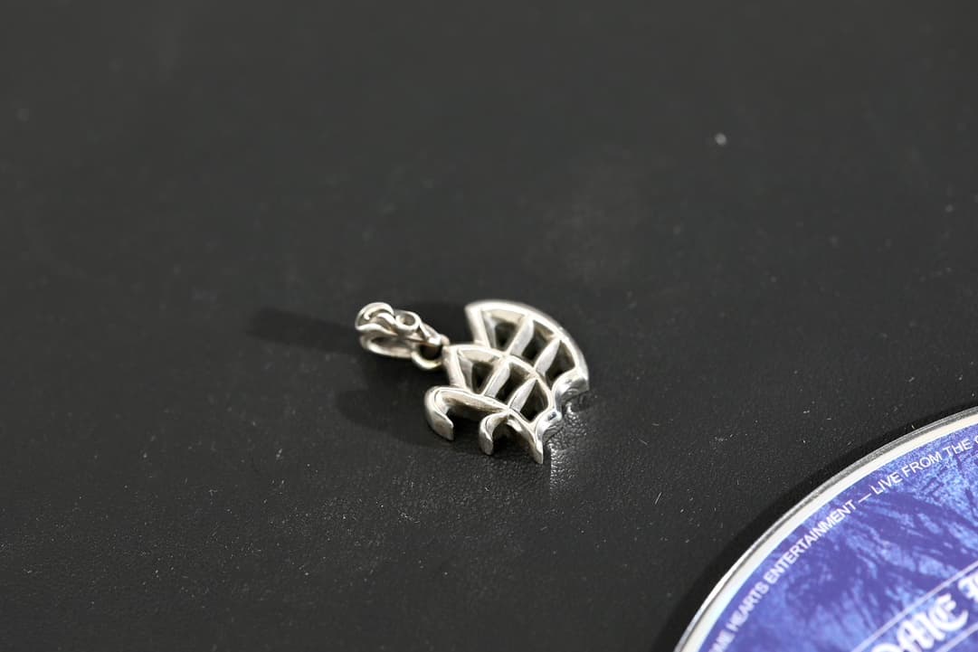 Кулон Chrome Hearts буква W, вид сбоку