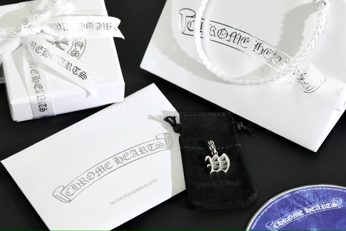 Комплект подвески Chrome Hearts Alphabet W с фирменной коробкой, чехлом и салфеткой
