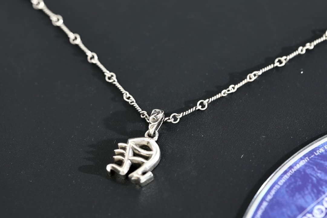 Серебряная подвеска Chrome Hearts в форме буквы N на цепочке