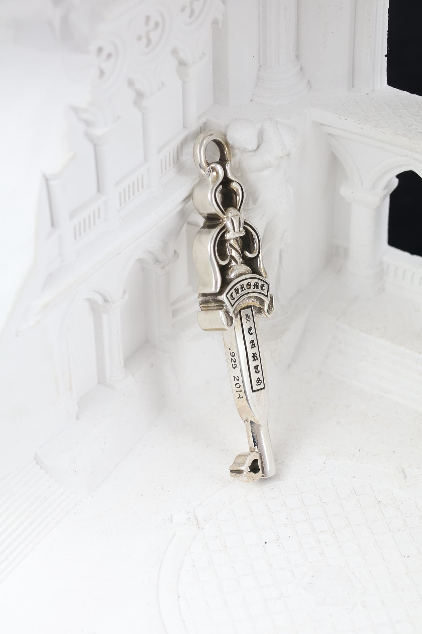 Серебряный ключ в форме кинжала Dagger с гравировкой 925 пробы