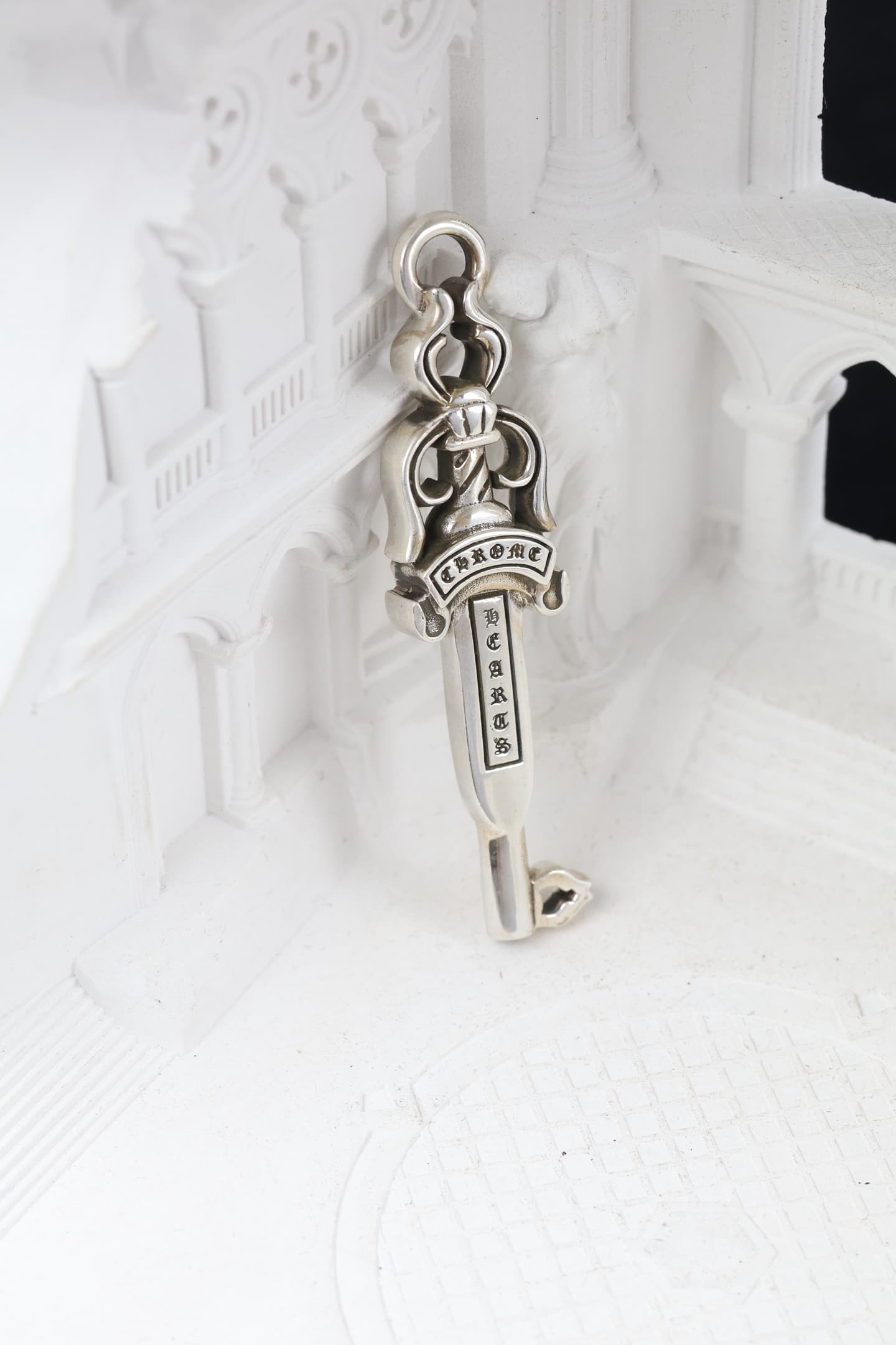 Ключ-кинжал Dagger из серебра 925 пробы крупным планом