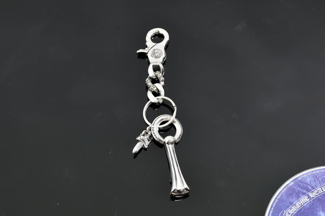 Серебряный брелок Chrome Hearts с карабином и подвесками на черном фоне