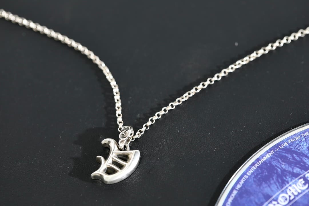 Серебряная подвеска Chrome Hearts в виде буквы V на цепочке