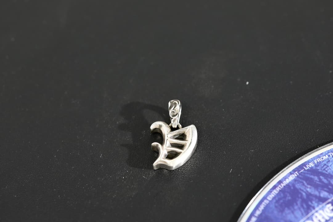 Подвеска-буква V из серебра Chrome Hearts крупным планом
