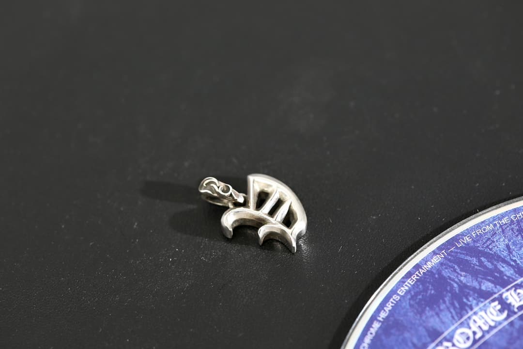 Кулон с готической буквой V от Chrome Hearts, ракурс сбоку