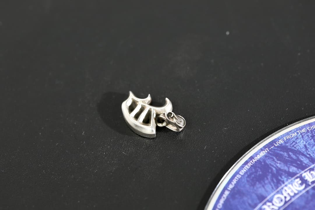 Серебряный кулон в виде буквы V Chrome Hearts под углом