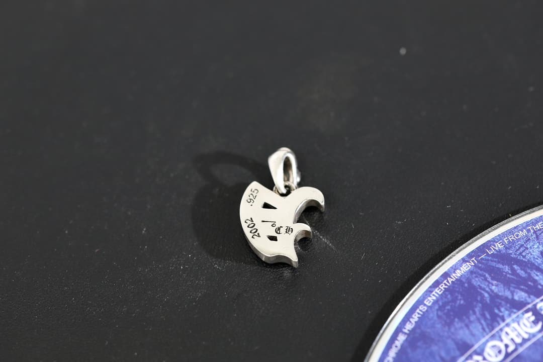 Обратная сторона подвески Chrome Hearts с гравировкой 925 и фирменными клеймами
