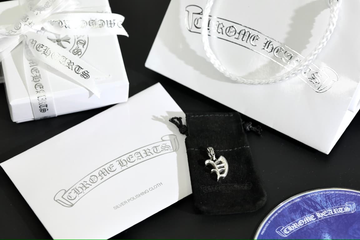 Комплект поставки подвески Chrome Hearts с коробкой, бархатным мешочком и салфеткой