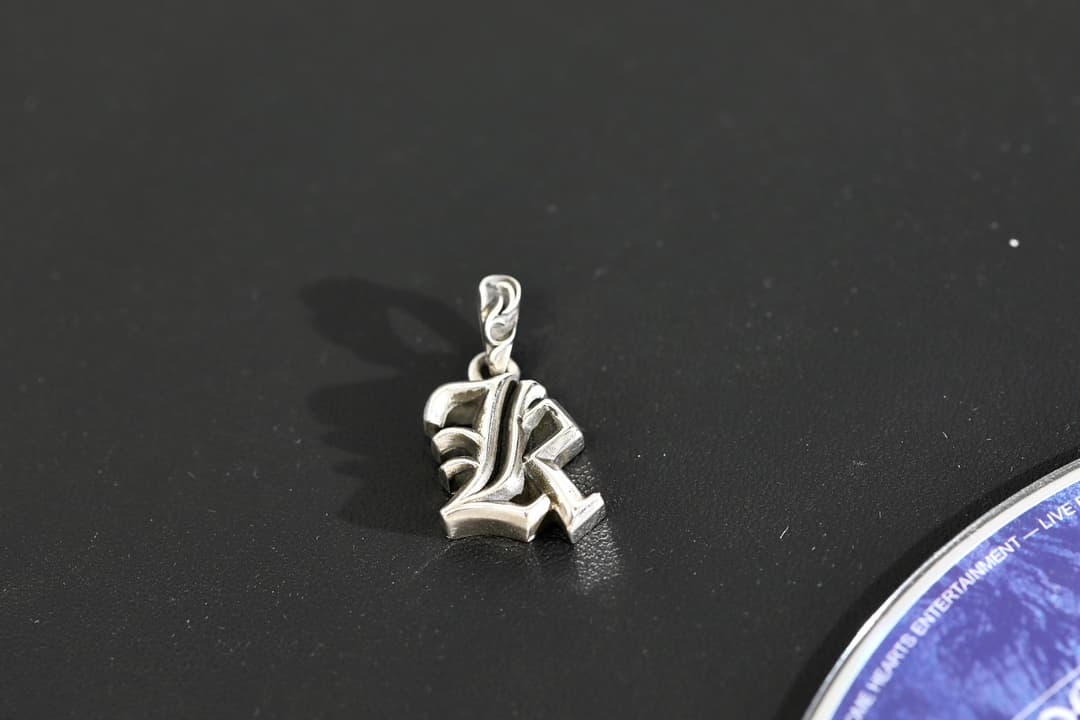 Подвеска-буква K из серебра 925 пробы Chrome Hearts, вид спереди