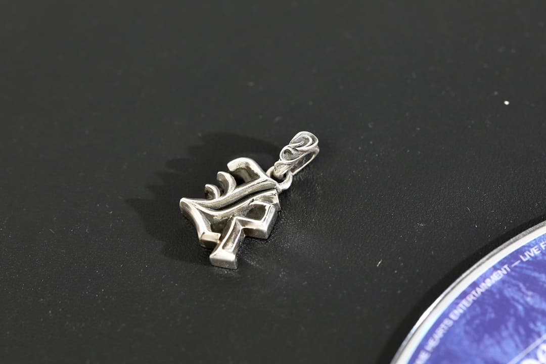 Кулон-алфавит K Chrome Hearts под углом