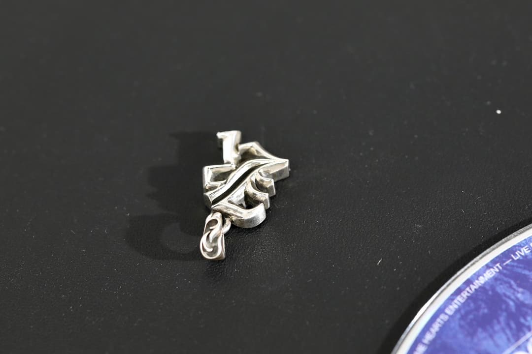 Ракурс сверху на серебряную подвеску с буквой K Chrome Hearts