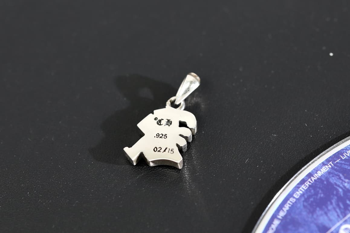 Обратная сторона подвески K Chrome Hearts с гравировкой бренда и пробой 925