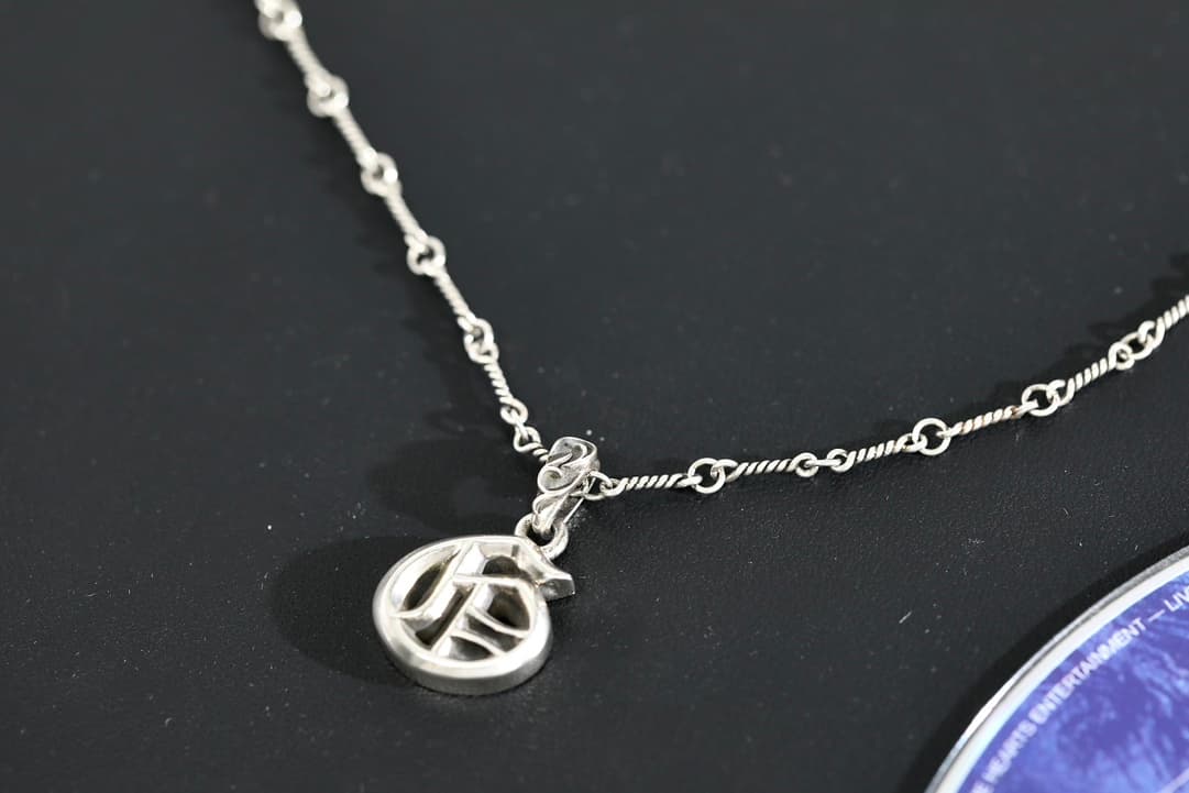 Серебряная подвеска с буквой G Chrome Hearts на тонкой цепочке