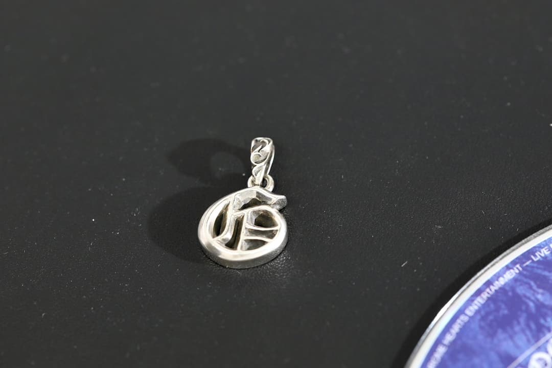 Лицевая сторона кулона Chrome Hearts в виде готической буквы G