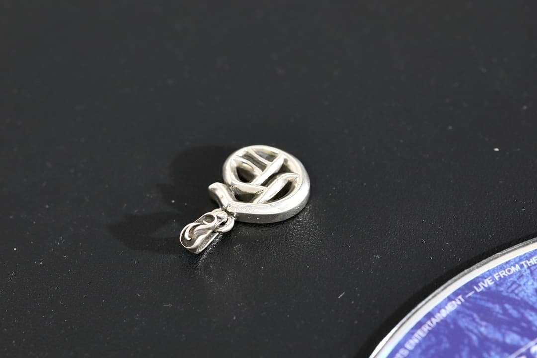 Объемная серебряная подвеска Chrome Hearts Alphabet G вид сбоку