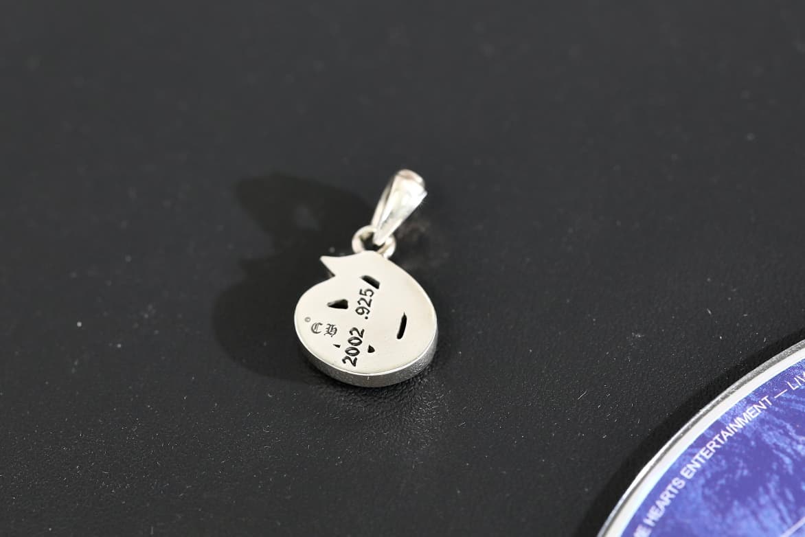 Обратная сторона подвески с гравировкой Chrome Hearts и пробой 925