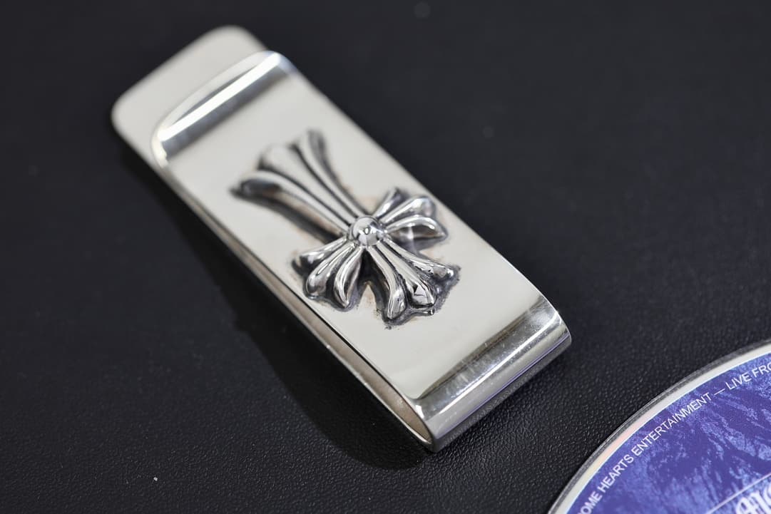 Детализация рельефного креста на зажиме для денег Chrome Hearts