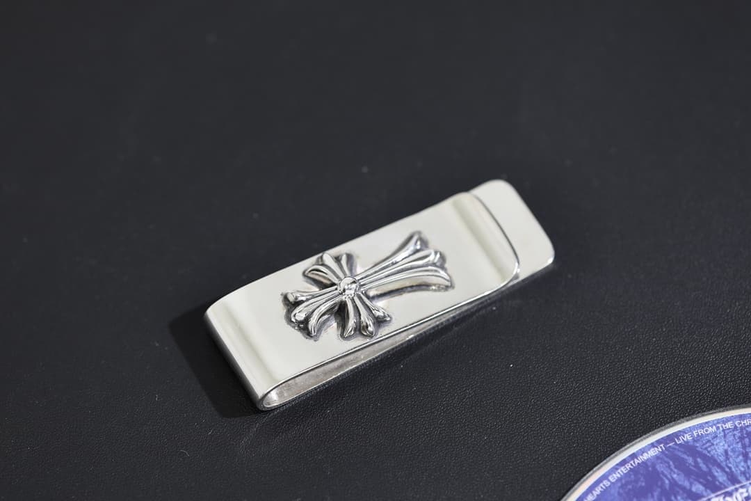 Вид сбоку на серебряный зажим для банкнот Chrome Hearts