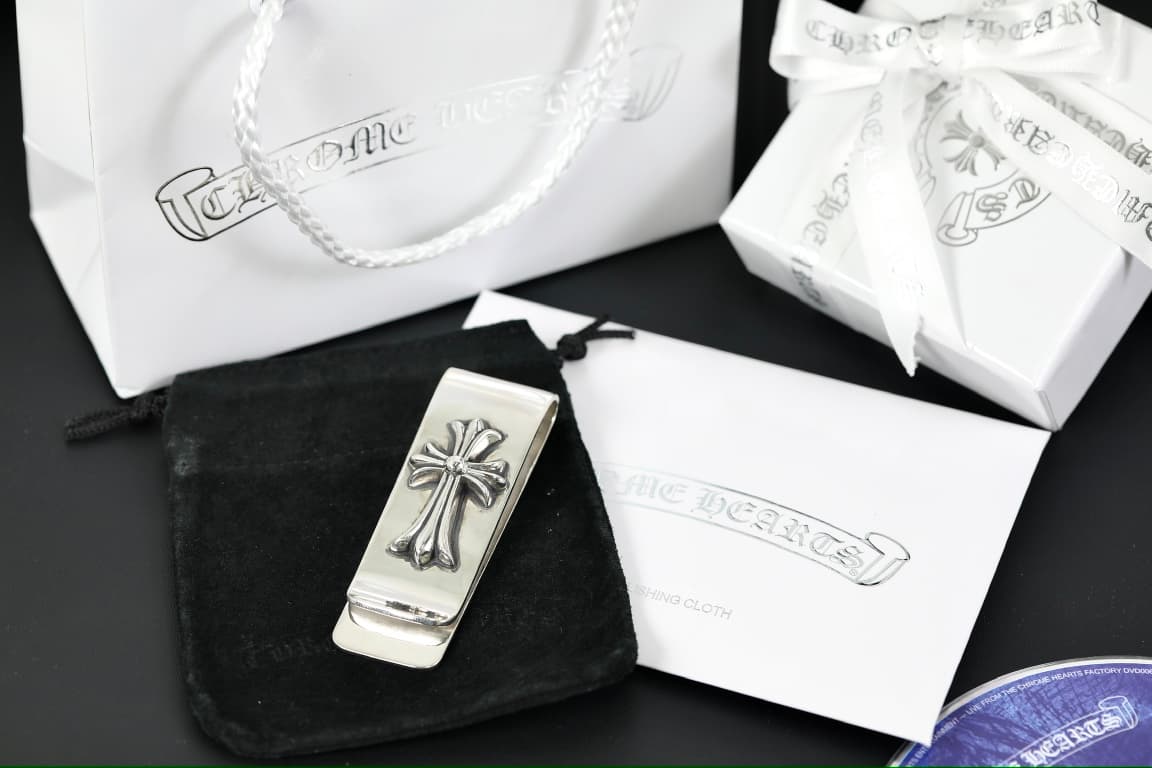 Комплектация зажима для купюр Chrome Hearts: фирменный пыльник, коробка и пакет
