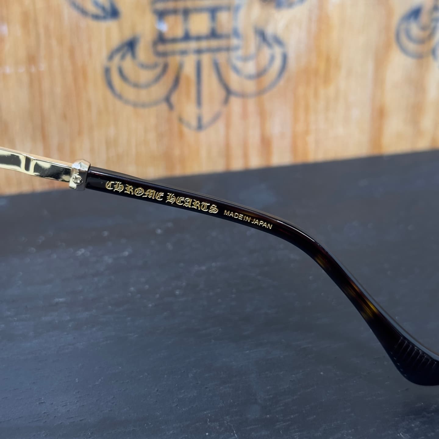 Гравировка бренда Chrome Hearts Made in Japan на внутренней стороне дужки