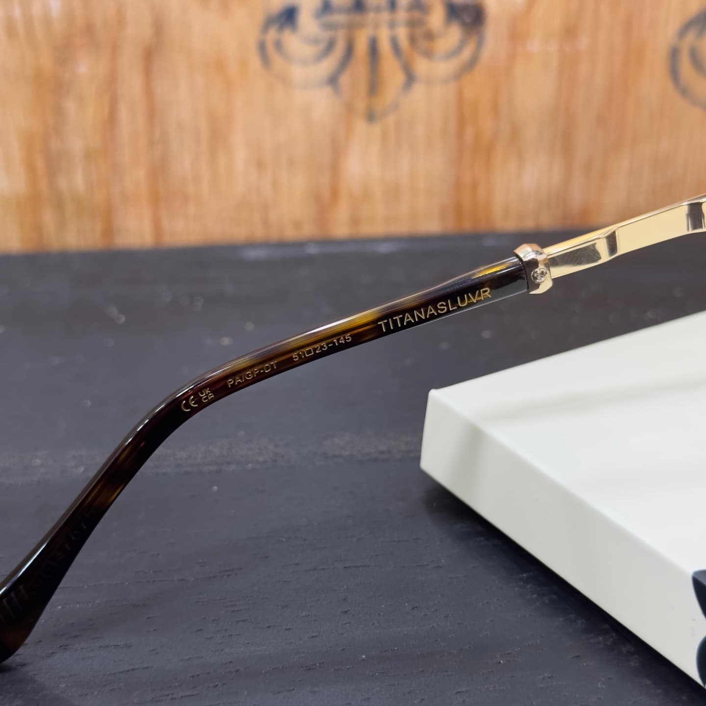 Маркировка модели TITANASLUVR и размеров 51-23-145 на дужке очков Chrome Hearts