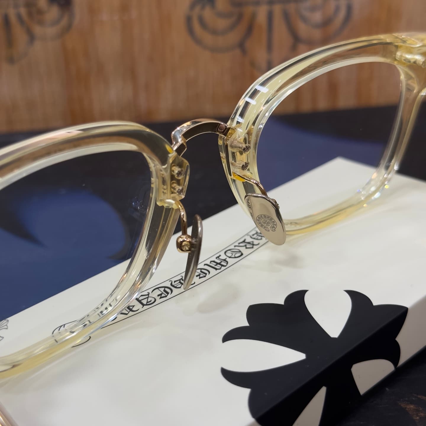 Носоупоры и мост оправы Chrome Hearts TITANASLUVR крупным планом