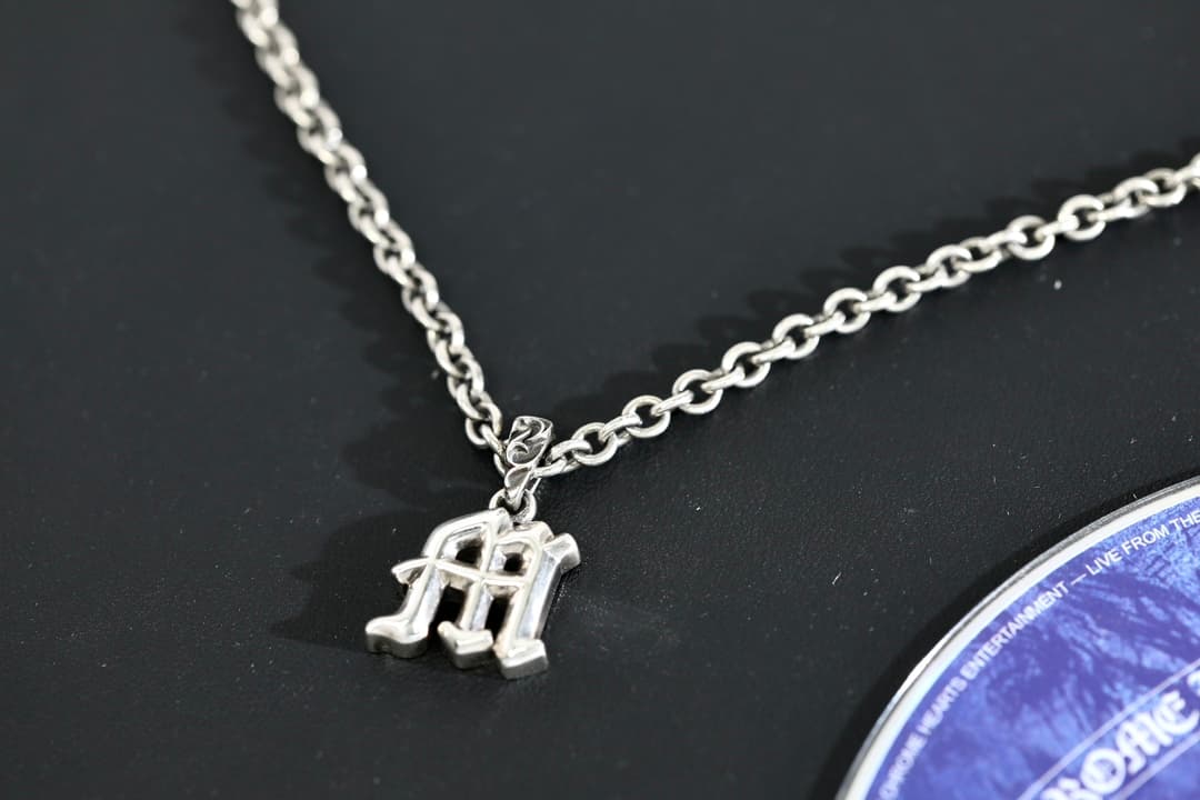 Серебряная подвеска Chrome Hearts в форме буквы M на цепочке