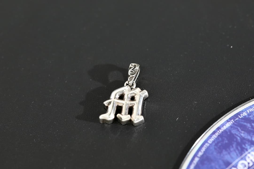 Фронтальный вид подвески Chrome Hearts Alphabet M из серебра 925 пробы