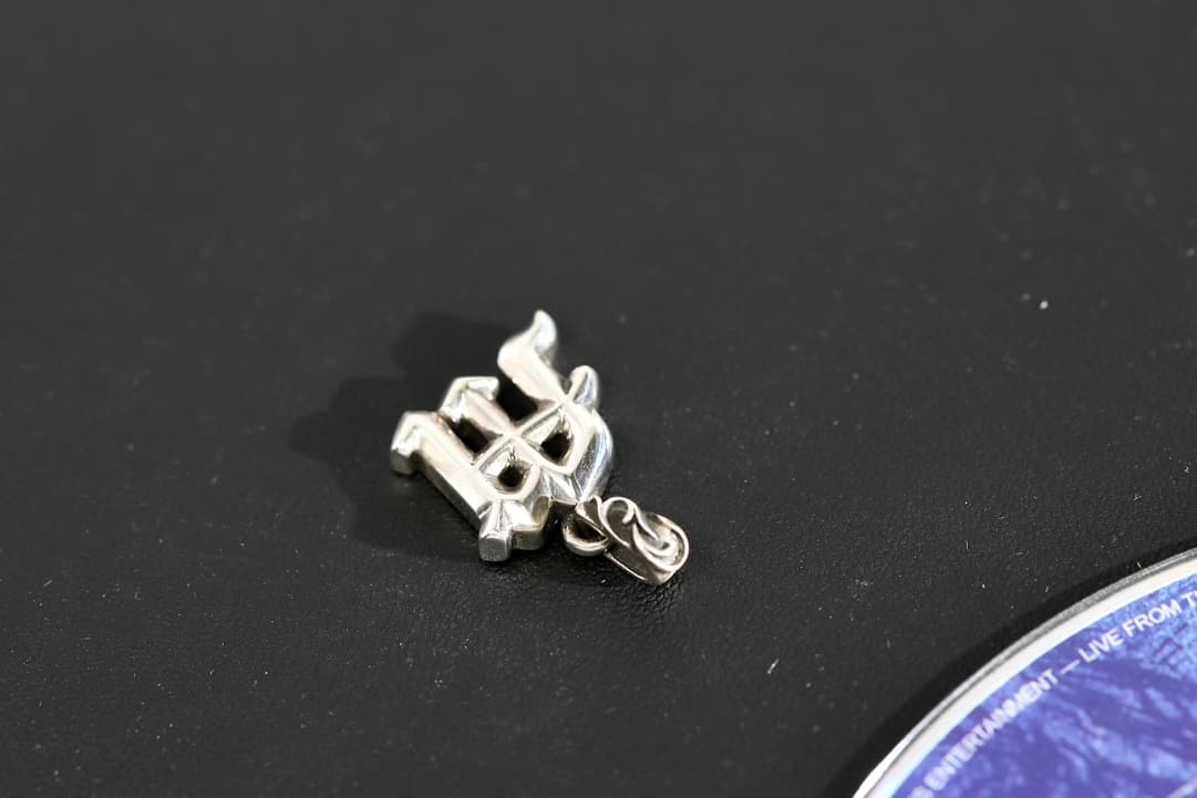 Боковой ракурс серебряной подвески Chrome Hearts Letter M