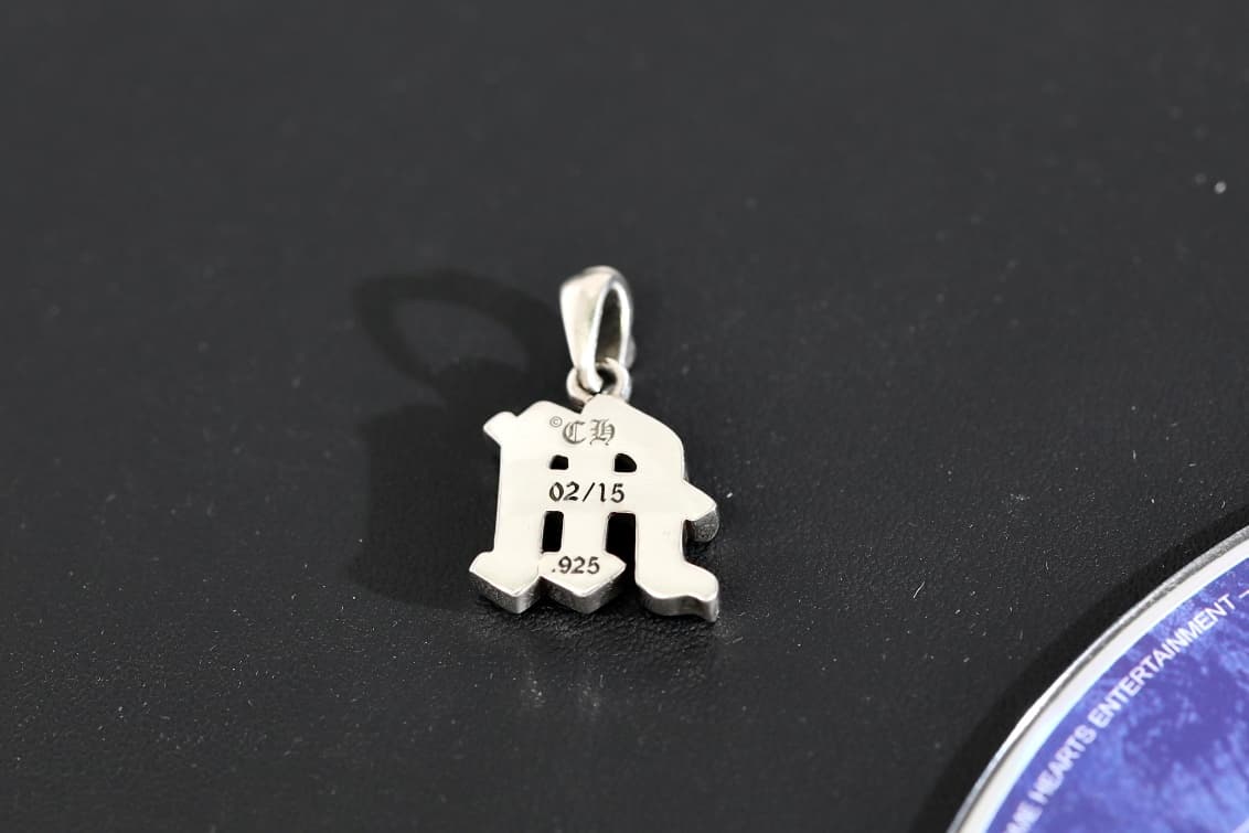 Оборотная сторона подвески Chrome Hearts с гравировкой пробы 925