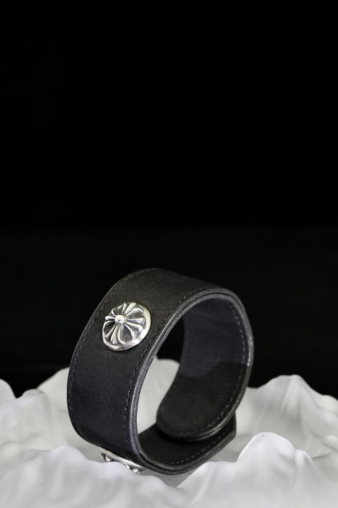 Кожаный браслет Chrome Hearts с серебряными крестами Cross