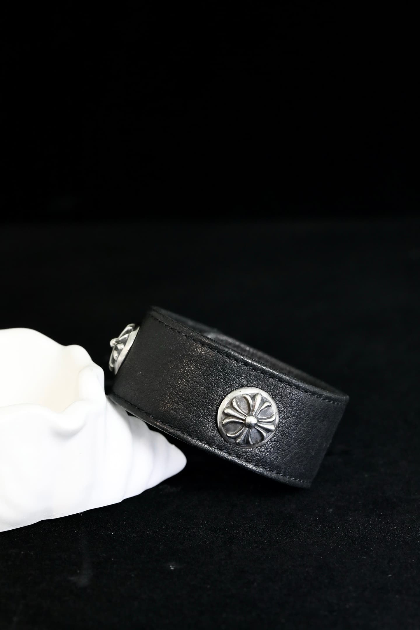 Фактурная кожа и серебряная заклепка Cross на браслете Chrome Hearts