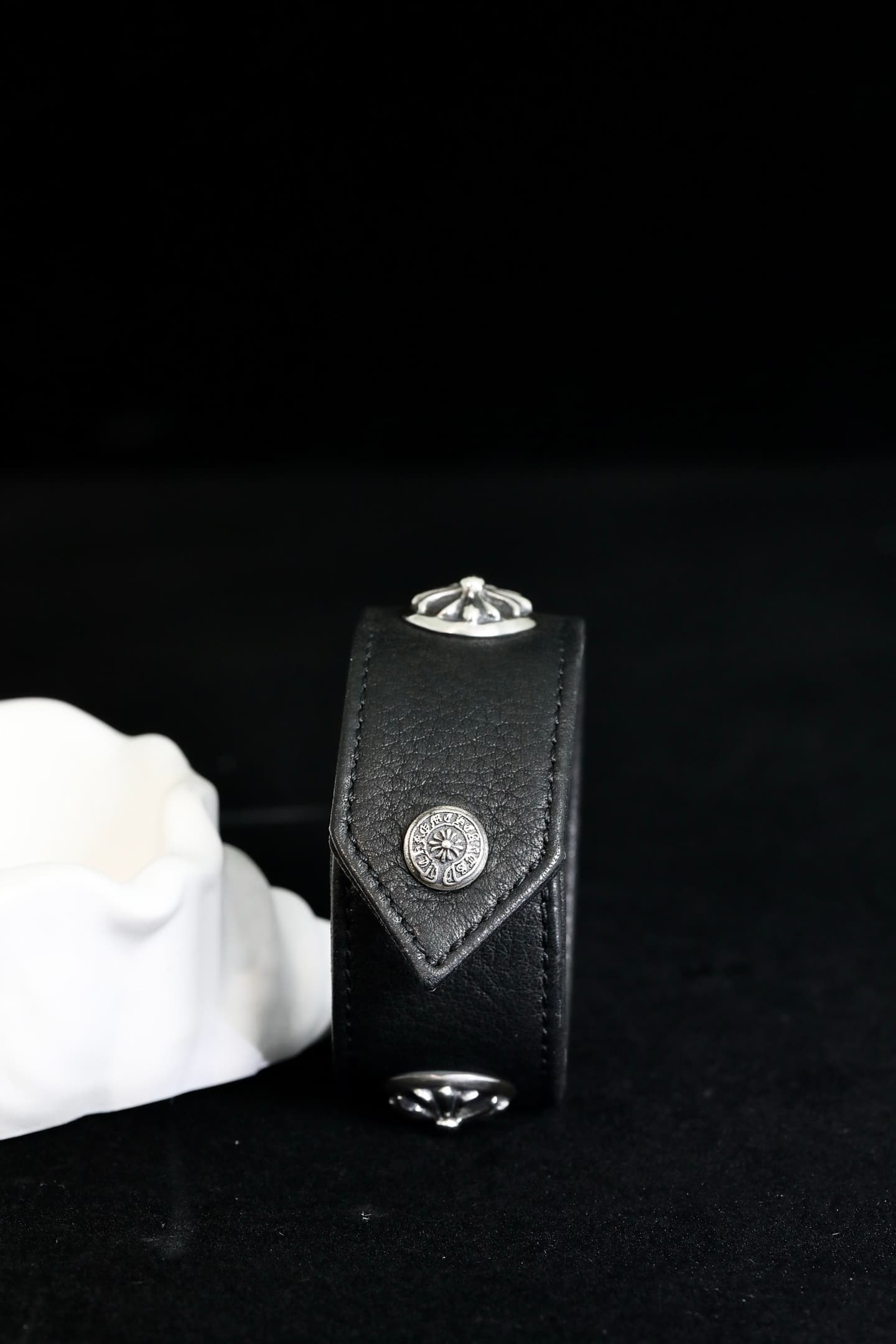 Застегнутый кожаный браслет Chrome Hearts с кнопкой и заклепками