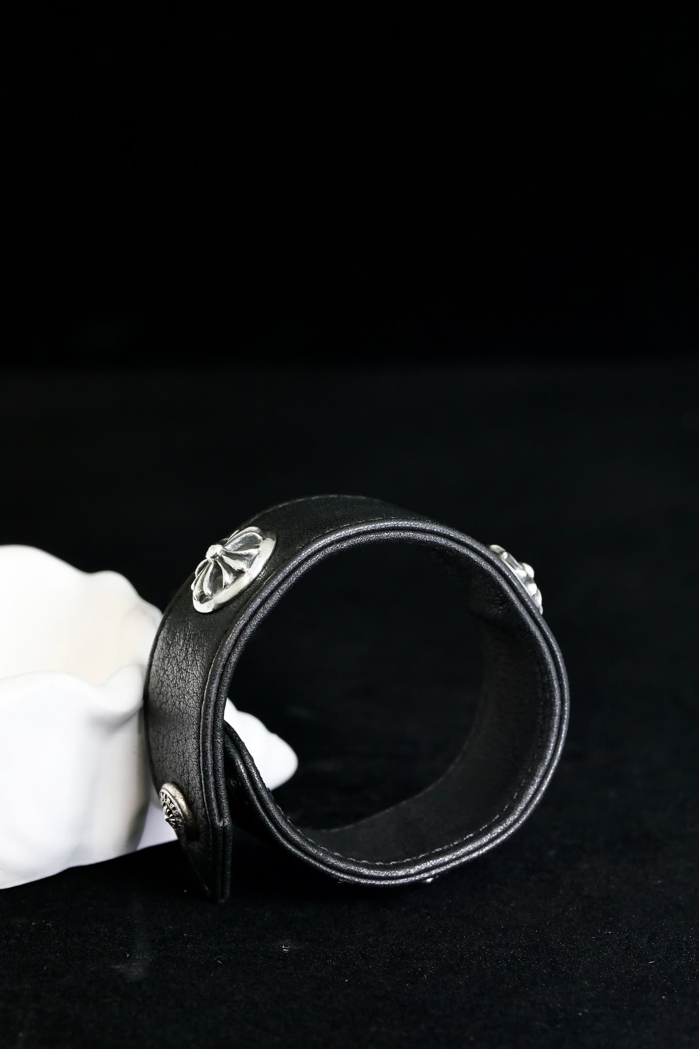 Браслет-напульсник Chrome Hearts из кожи и серебра, вид сверху