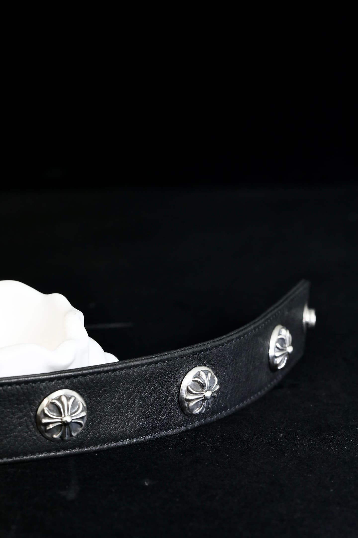 Развернутый кожаный браслет Chrome Hearts с тремя серебряными заклепками CH Cross