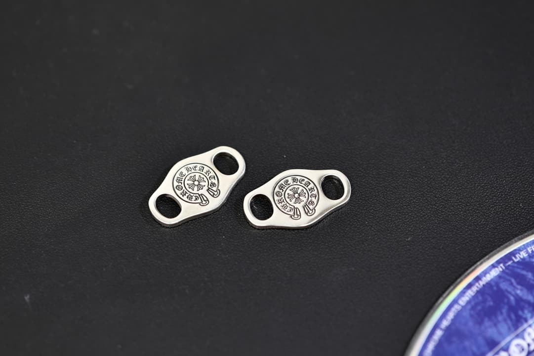 Пара серебряных зажимов для шнурков Chrome Hearts с логотипом Horseshoe