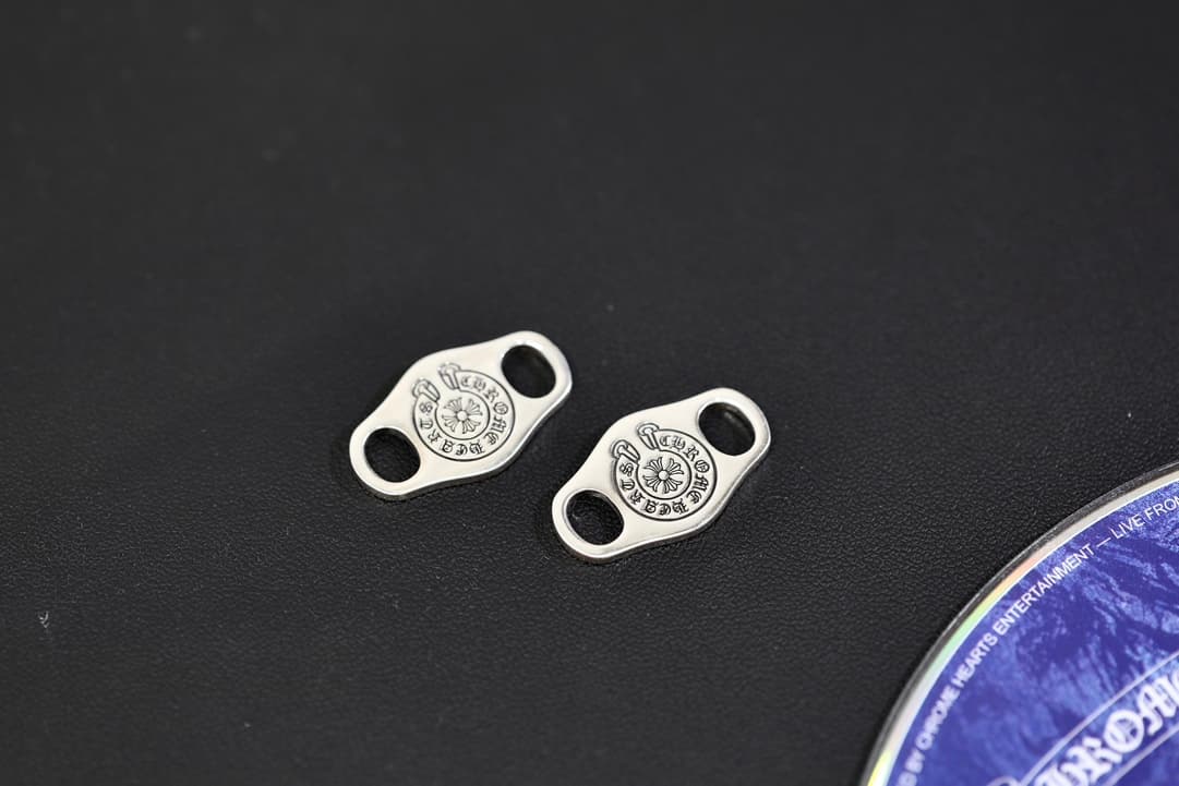 Серебряные лейслоки Chrome Hearts с фирменной гравировкой, вид спереди