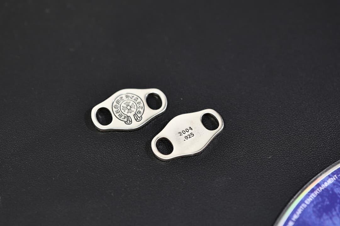 Зажимы для шнурков Chrome Hearts: лицевая сторона с логотипом и оборотная с клеймом 2004 .925