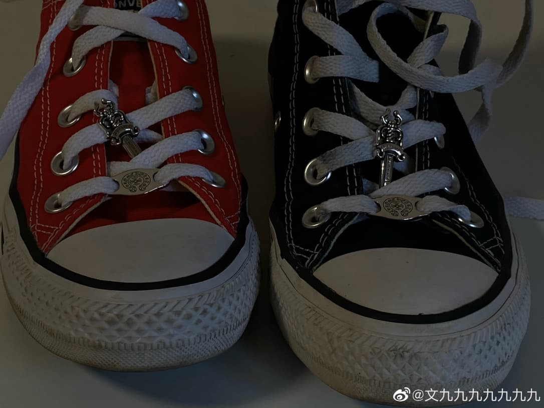 Крупный план шнуровки кед с серебряными лейслоками Chrome Hearts Horseshoe