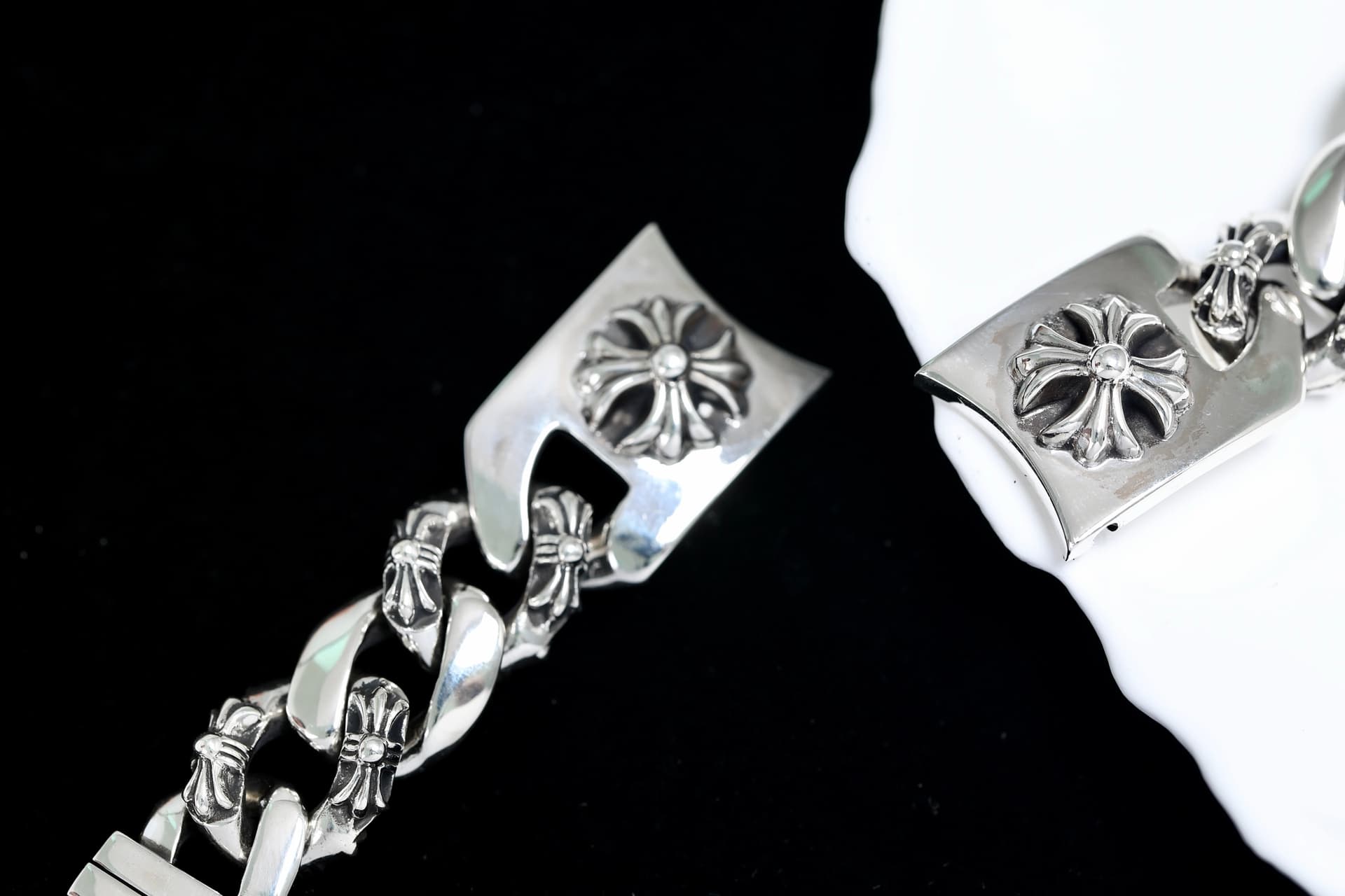 Обратная сторона замка браслета с гравировкой Chrome Hearts 925