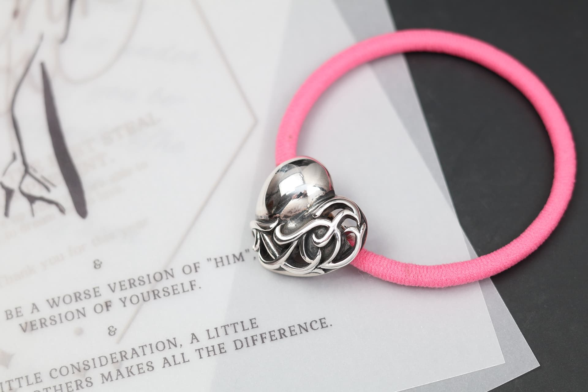 Боковой ракурс розовой резинки для волос Chrome Hearts с мотивом Heart