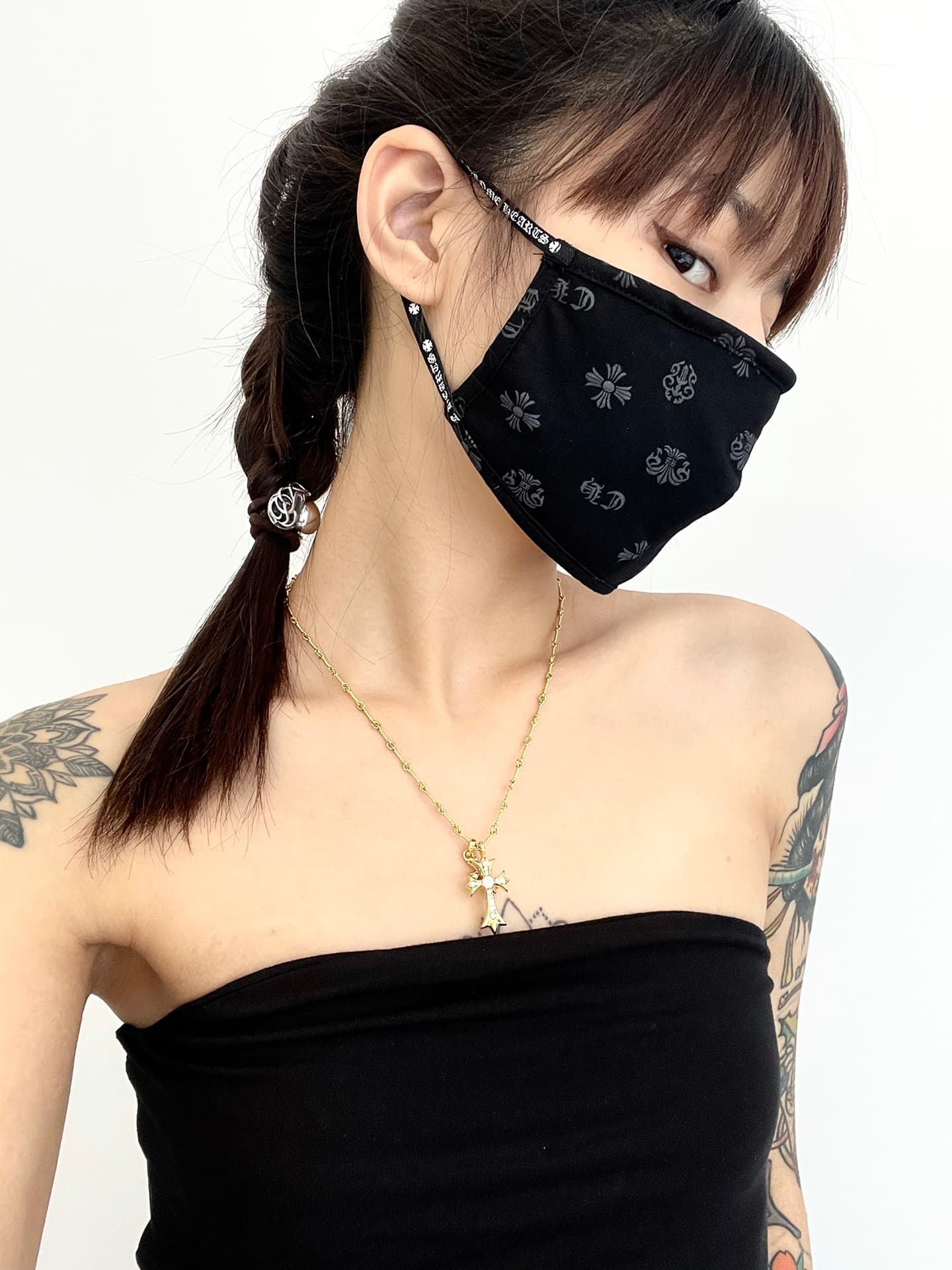Черная резинка для волос Chrome Hearts с серебряным элементом на модели