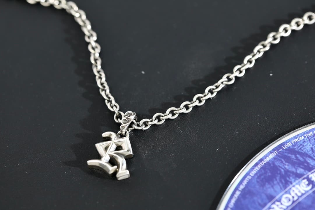 Серебряная подвеска Chrome Hearts с буквой R на цепочке