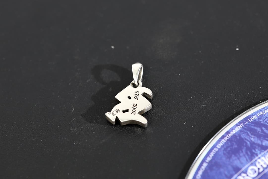 Оборотная сторона подвески Chrome Hearts с буквой R и гравировкой 925 пробы