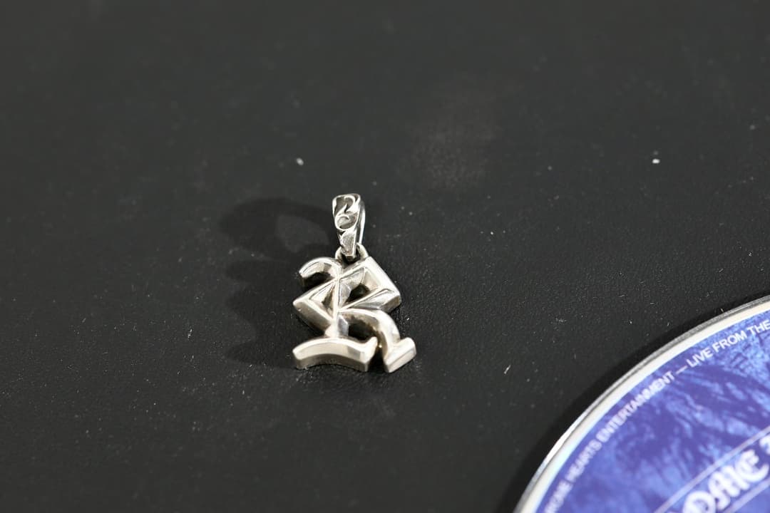 Фронтальный вид серебряной подвески-буквы R Chrome Hearts
