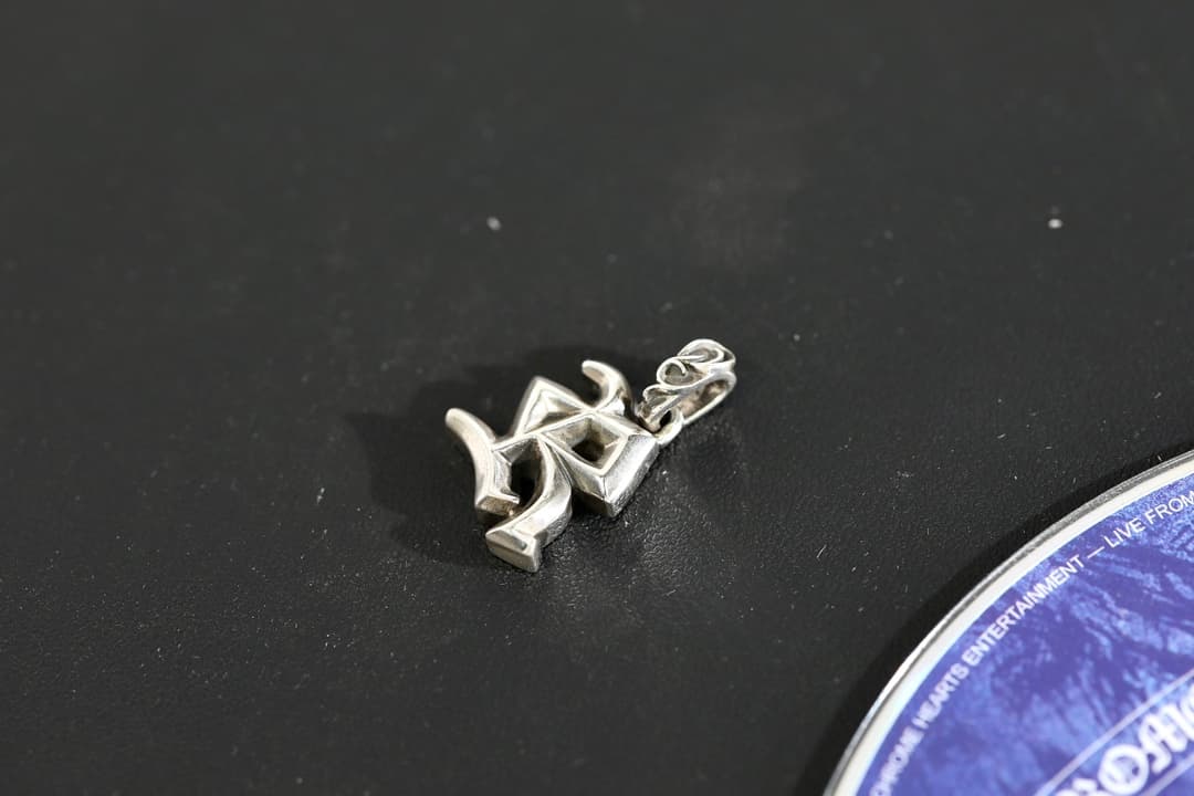 Подвеска Chrome Hearts Alphabet R из черненого серебра под углом