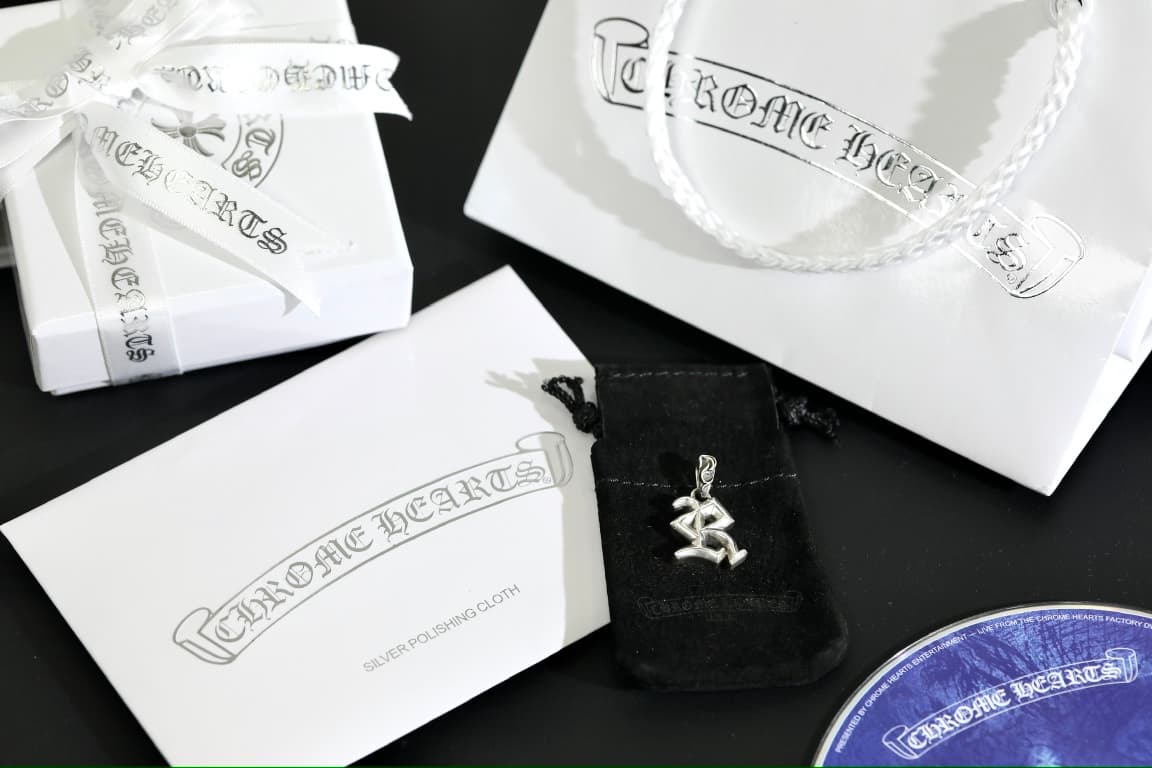 Подвеска Chrome Hearts R в комплекте с фирменной упаковкой, чехлом и салфеткой
