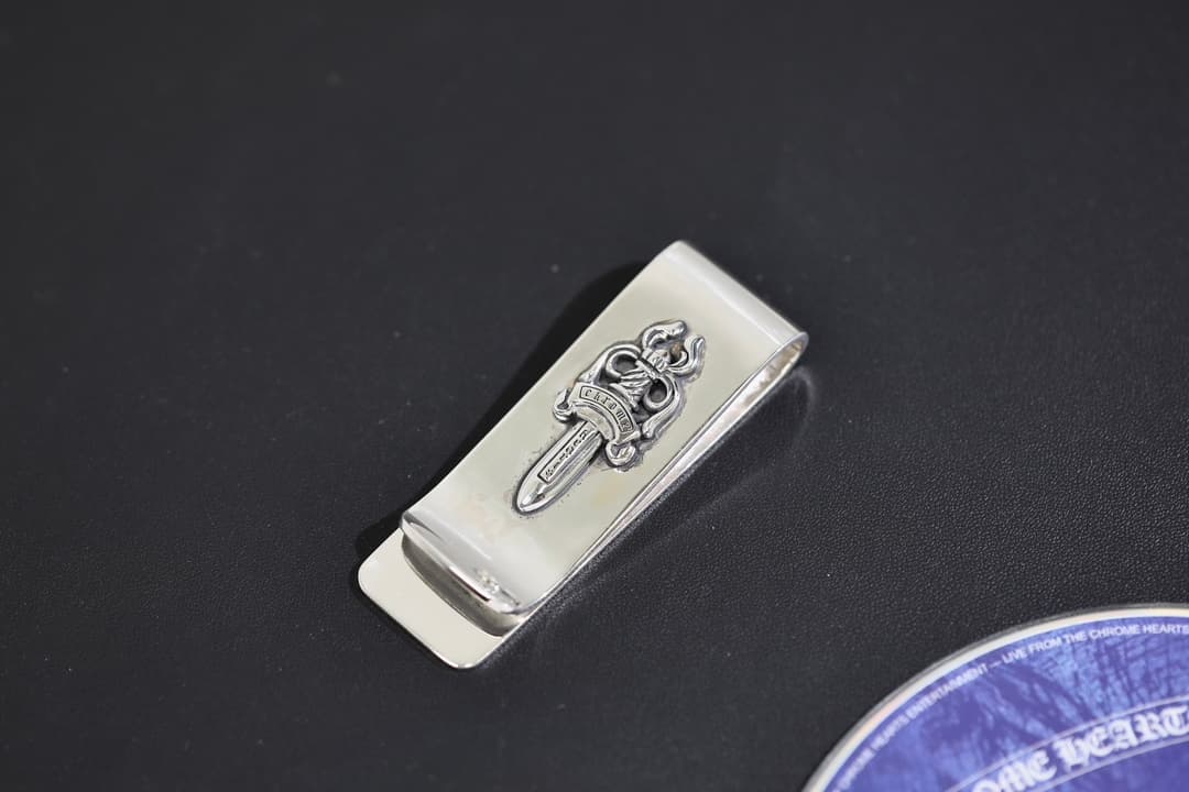 Серебряный зажим для купюр Chrome Hearts Dagger на темном фоне