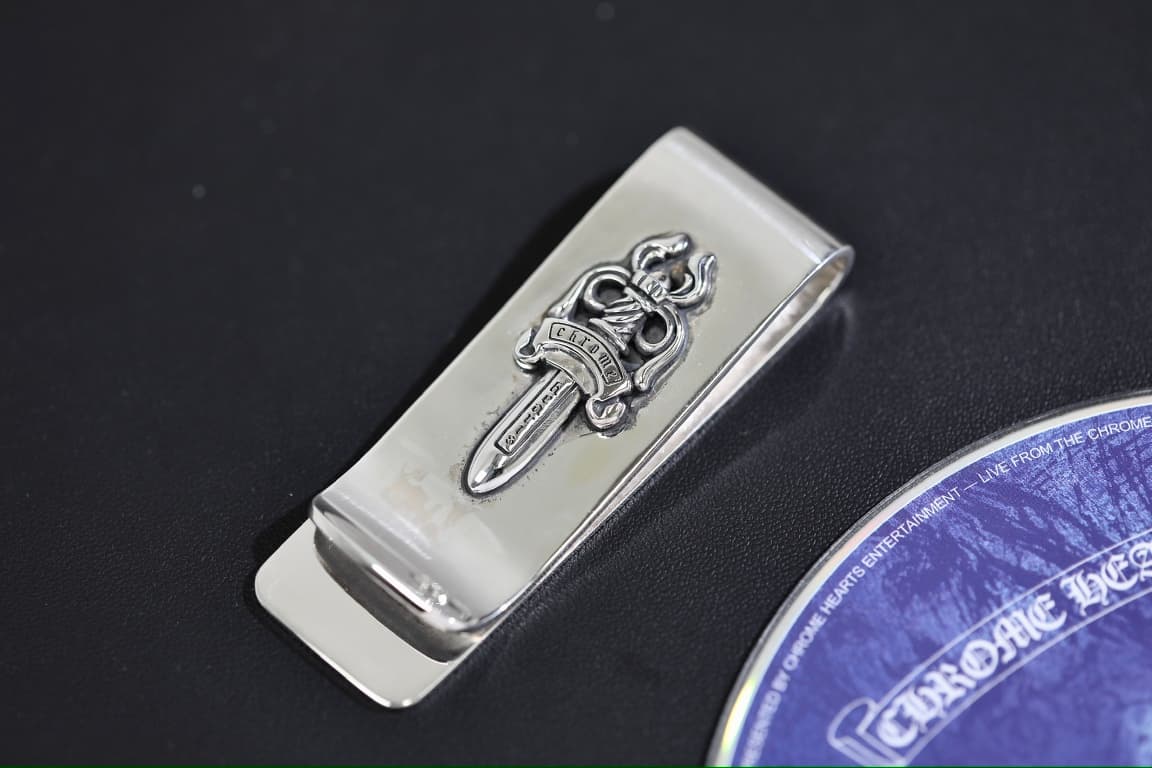 Крупный план зажима для денег Chrome Hearts с объемным кинжалом Dagger